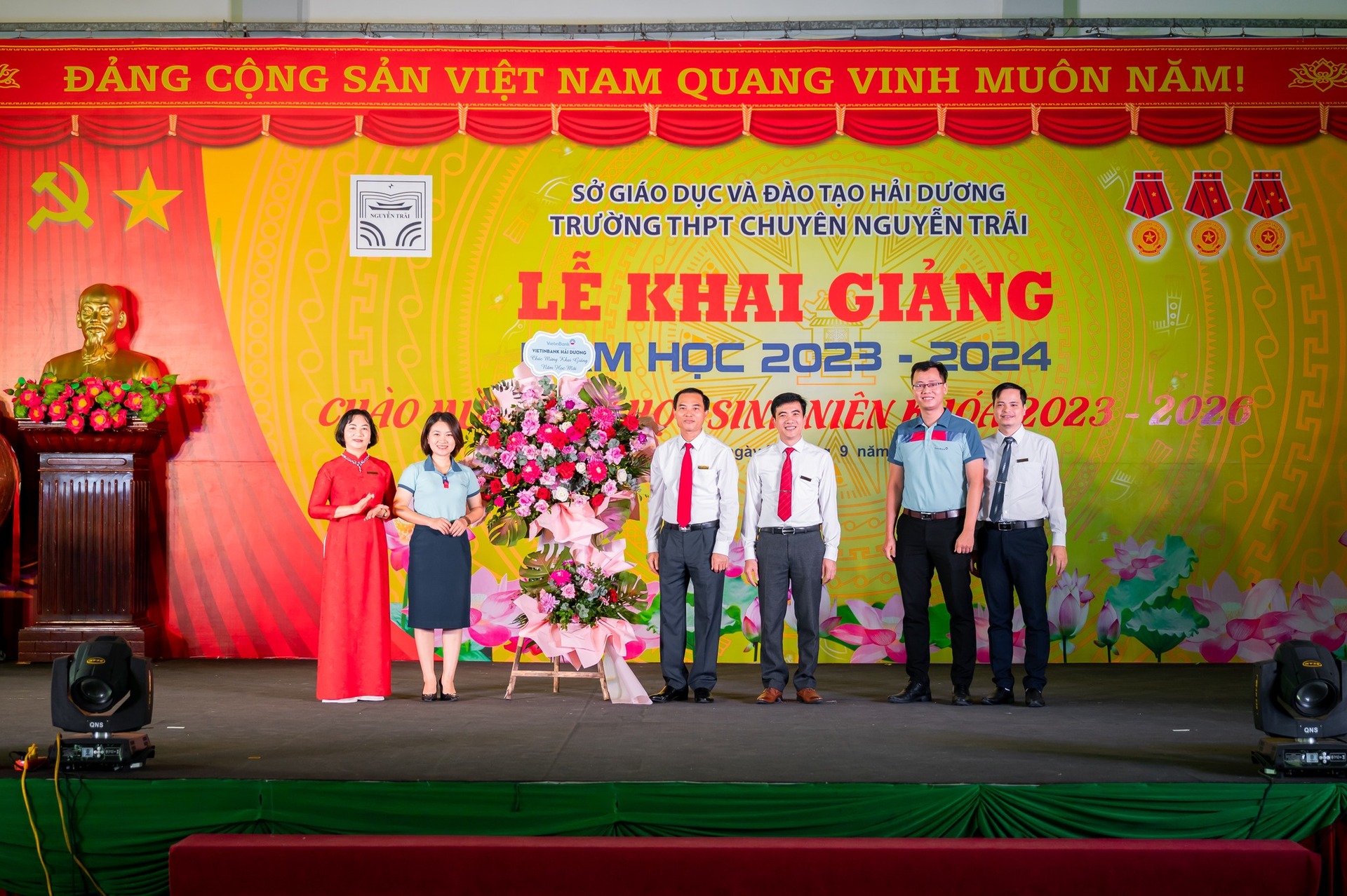 Nhấn để phóng to